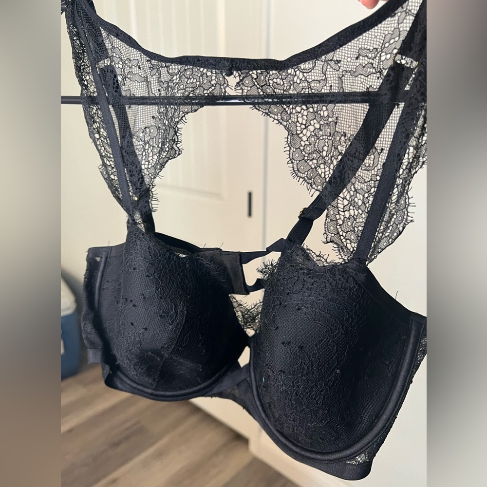Black Victoria’s Secret bra